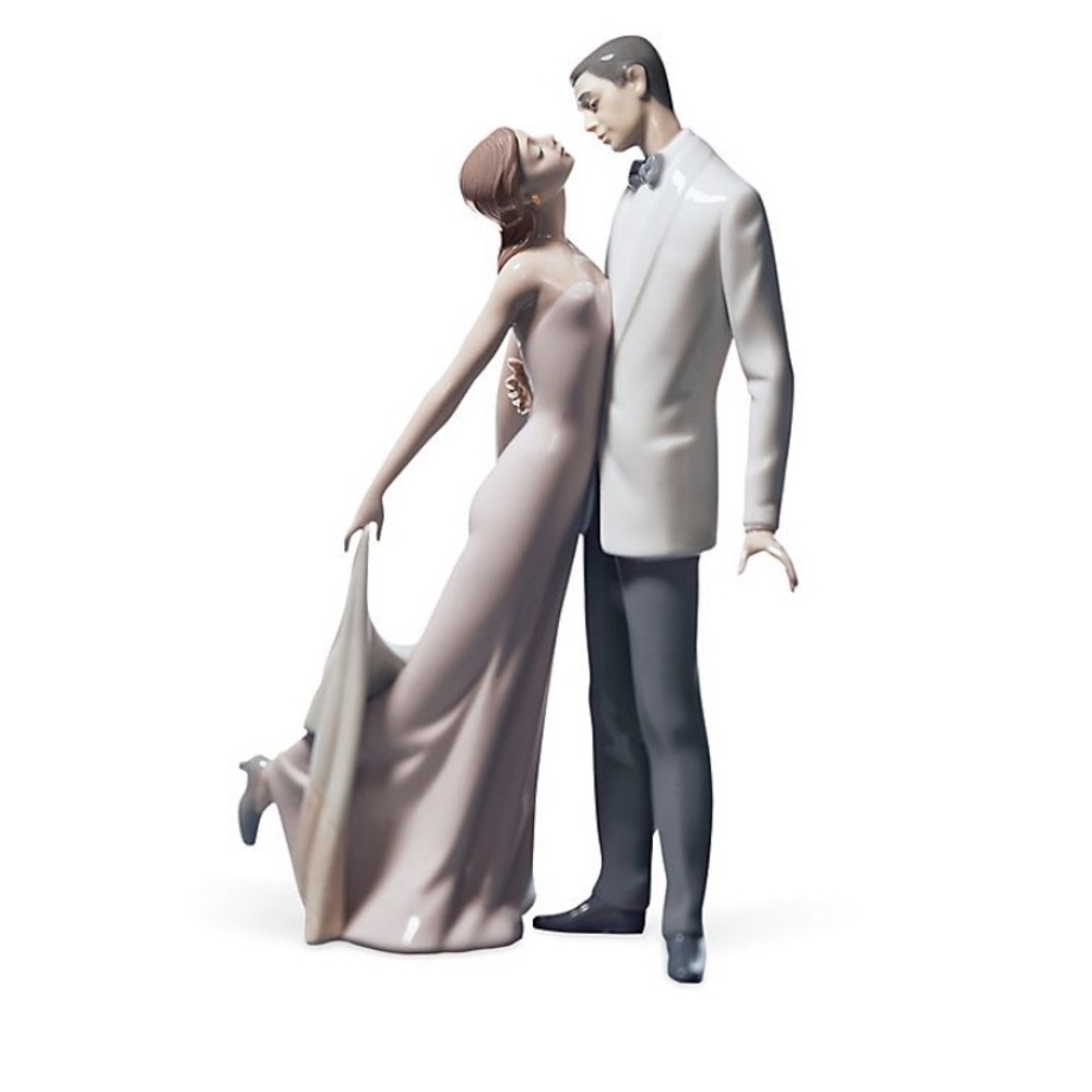 LLADRO (Happy Anniversary Couple Figurine) w/box